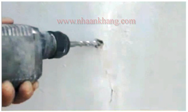 Khoan lỗ để đặt kim C8 vào