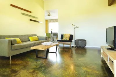 Phòng khách hiện đại trống từ góc thấp